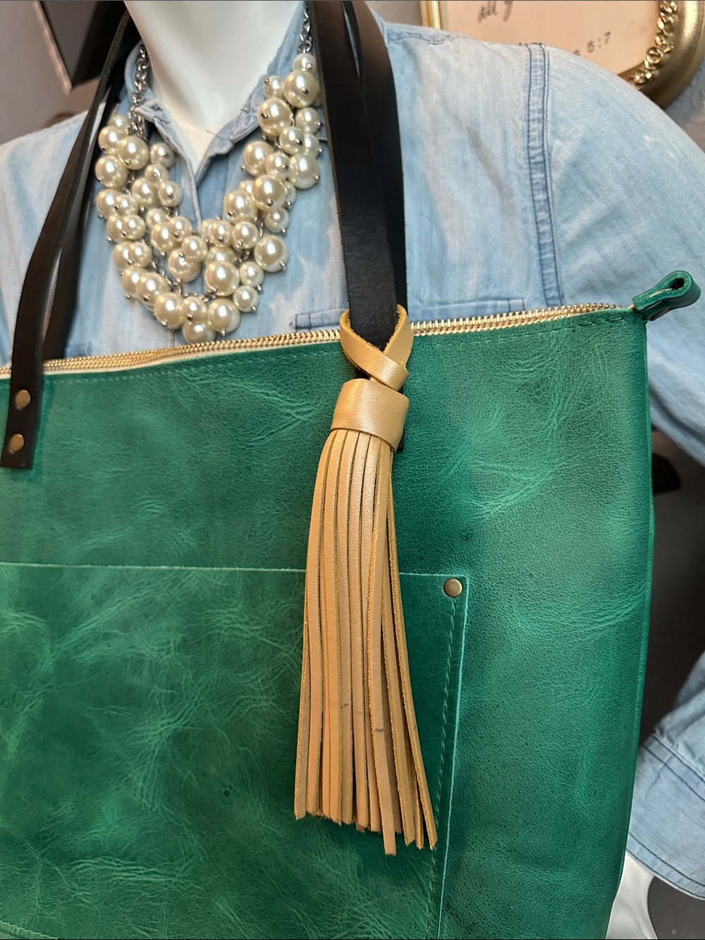 PLG reef medium zipper tote champagne ๐พ jumbo tassel - Picture 4 of 10